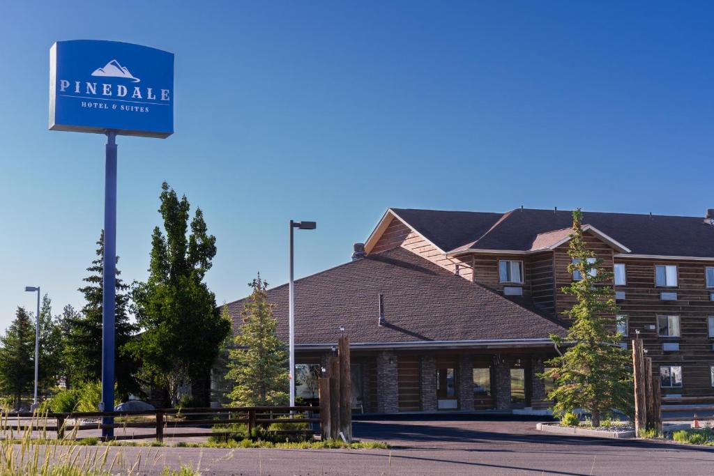 Pinedale Hotel & Suites - Housity