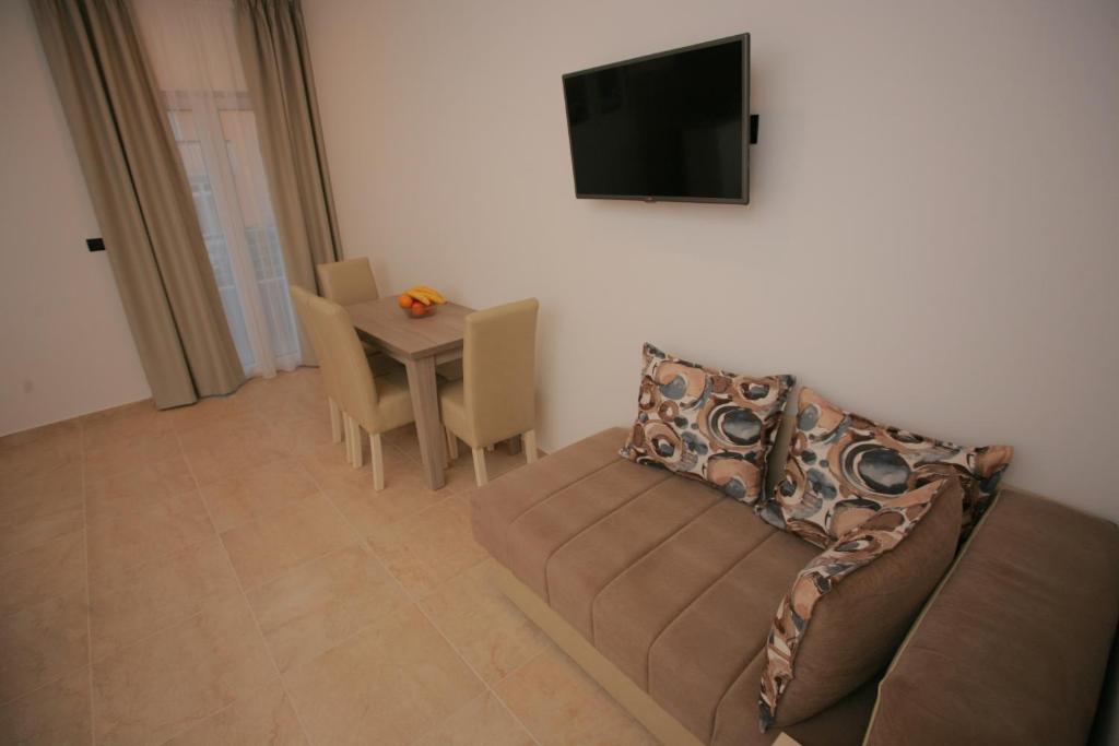 Apartments Obala - Katić - 带阳台的一室公寓