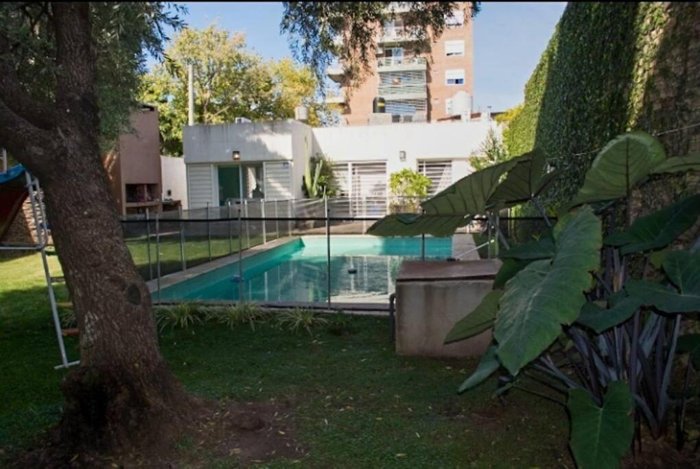 uma casa com piscina num quintal em Casa con pileta en Rosario em Rosário