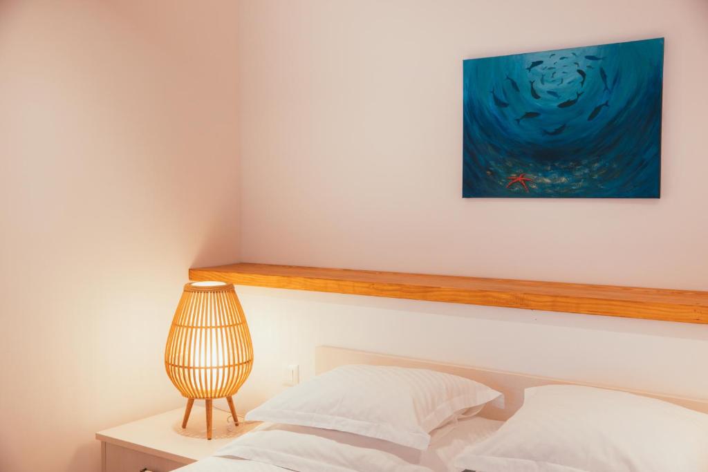 Postel nebo postele na pokoji v ubytování Beachfront Comfort Apartment NIVES
