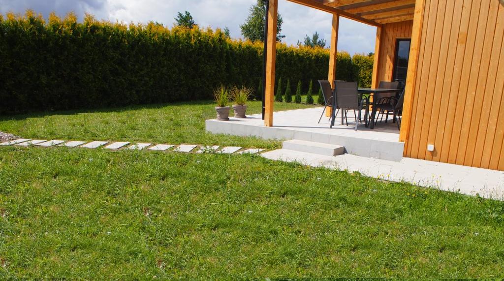 Vonkajšia záhrada v ubytovaní Komfortowy Domek Natura, w pobliżu Nadmorskiego Parku Krajobrazowego, 800 m od plaży