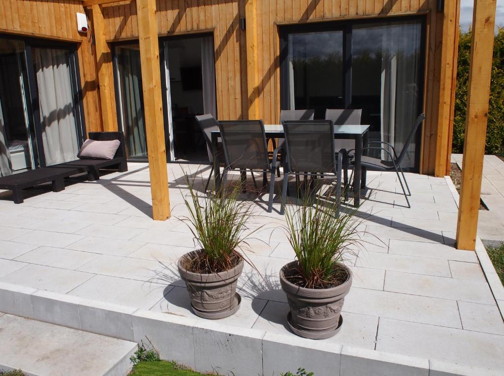 Patio alebo iná vonkajšia časť ubytovania Komfortowy Domek Natura, w pobliżu Nadmorskiego Parku Krajobrazowego, 800 m od plaży