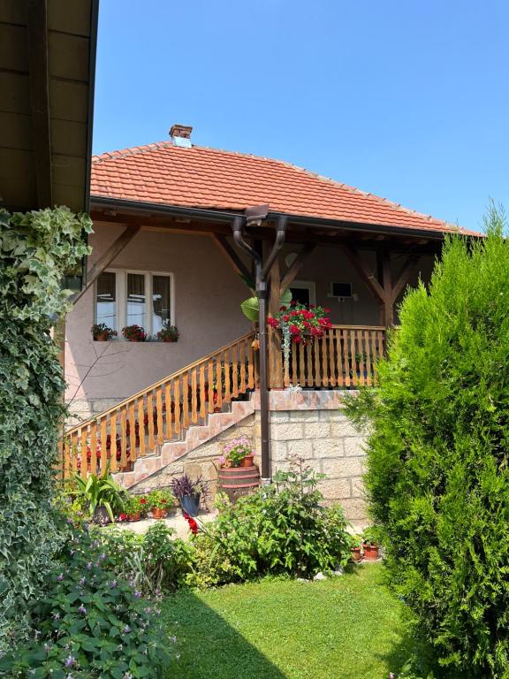 Casa con barandilla de madera y porche en Seosko domacinstvo Lelic Ristivojevic, en Valjevo