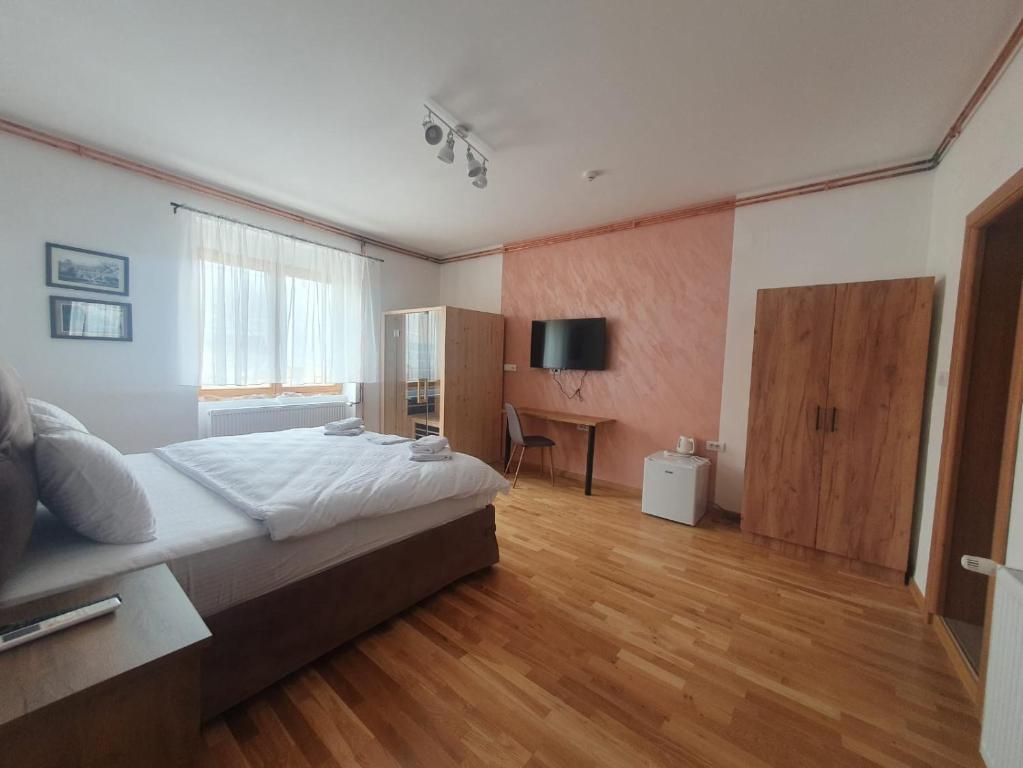 sypialnia z dużym łóżkiem i biurkiem w obiekcie Fruškogorski biser w mieście Sremski Karlovci
