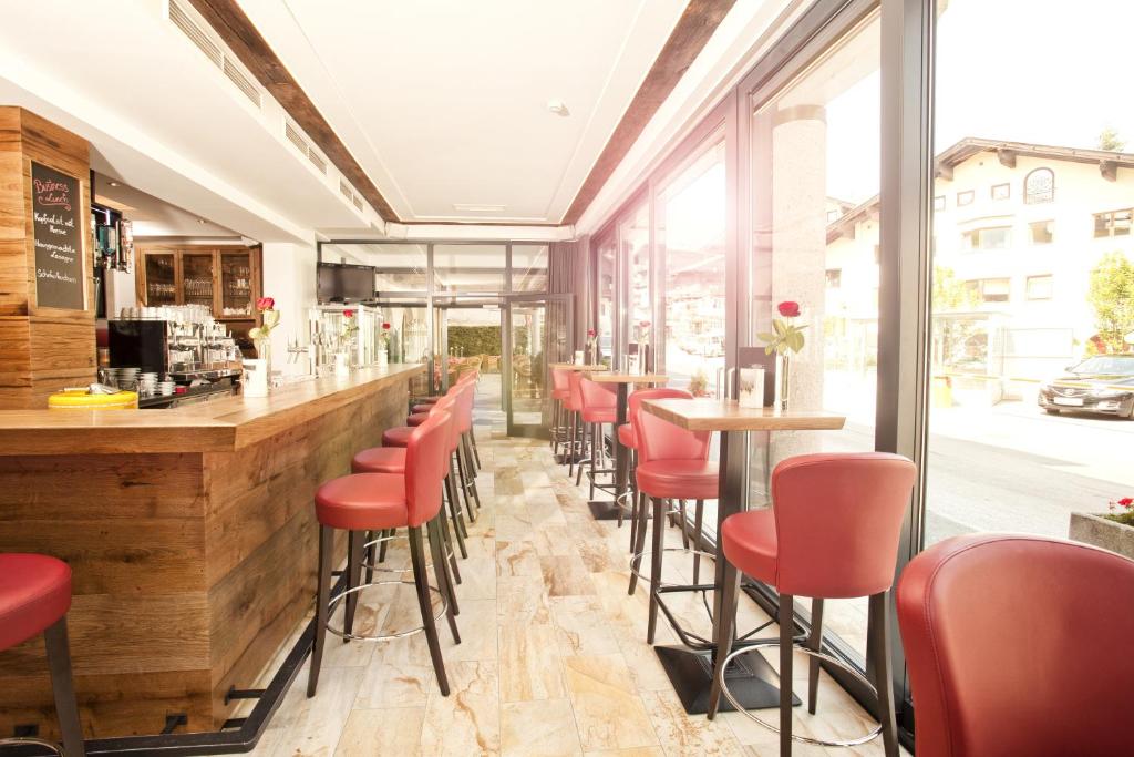 Reštaurácia alebo iné gastronomické zariadenie v ubytovaní Das Reisch