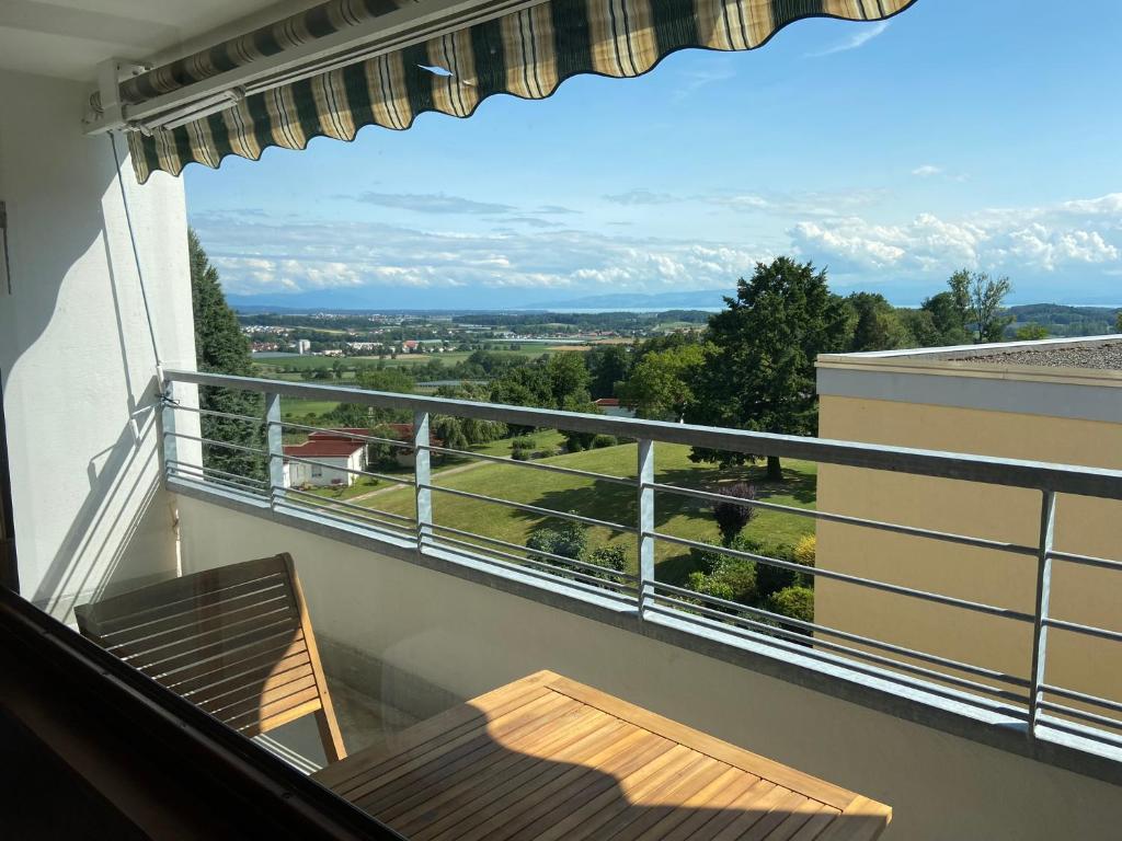 - Balcón con mesa y vistas en Apartment Bergpanorama mit wunderschönem Alpenpanorama und Indoor-Pool, en Oberteuringen