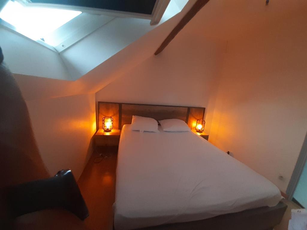 1 dormitorio con 1 cama con sábanas blancas y 2 luces en T2 4p ste Savine proche centre Troyes, en Sainte-Savine