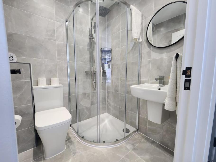 Koupelna v ubytování Paradigm Court, Modern 2-Bedroom Apartment F2, Oxford