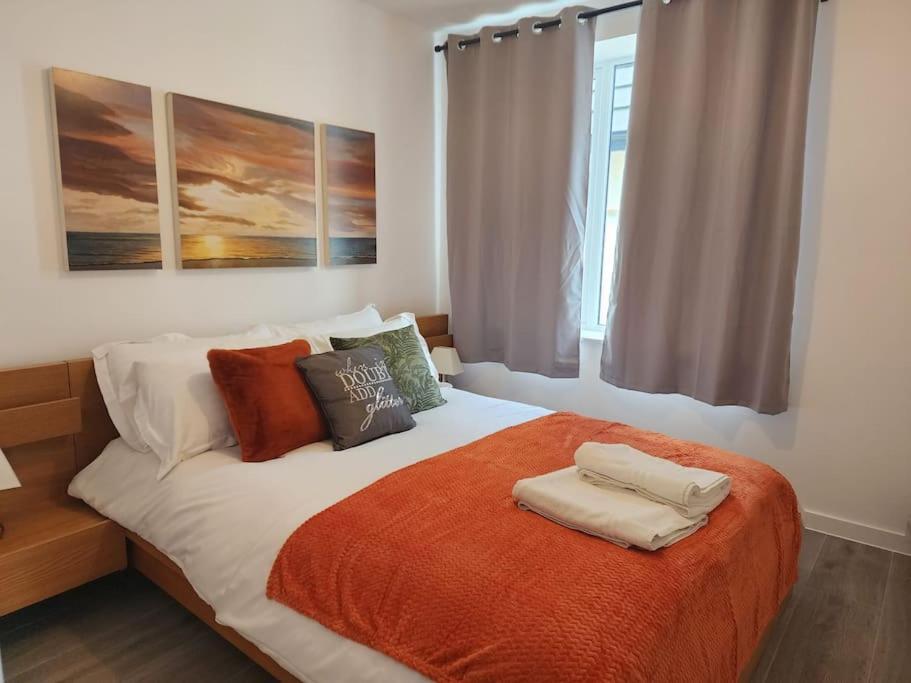Postel nebo postele na pokoji v ubytování Paradigm Court, Modern 2-Bedroom Apartment F2, Oxford