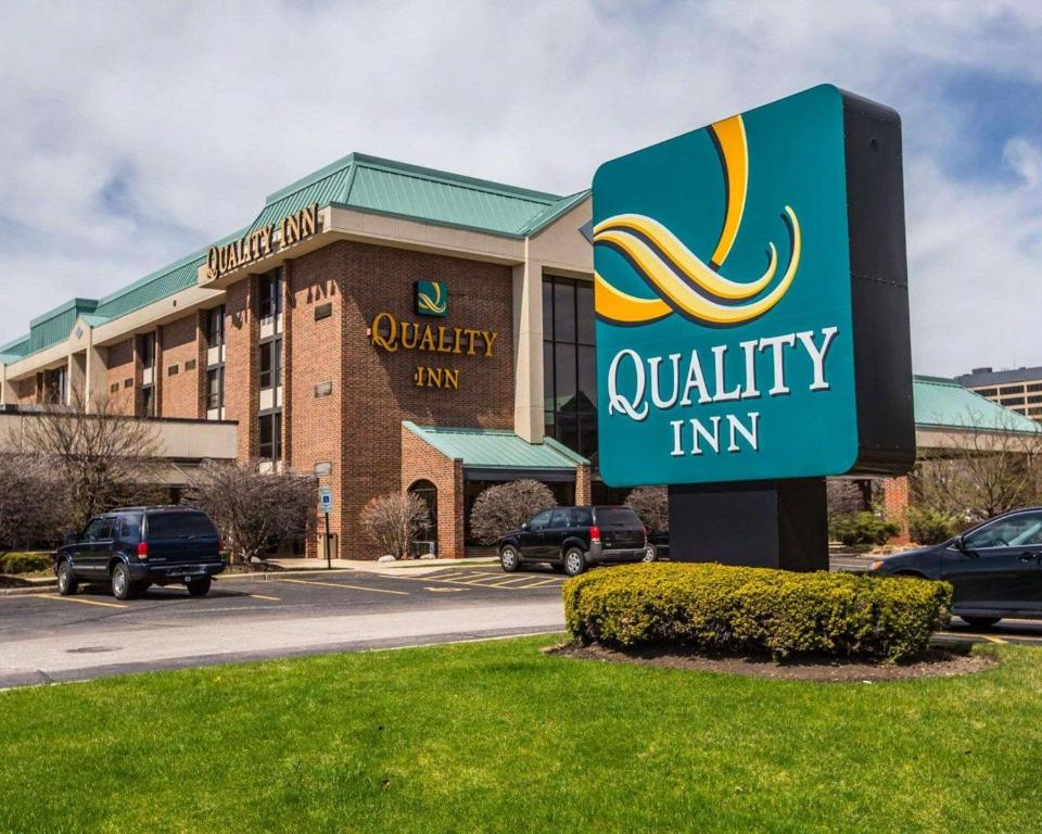 a sign for a quality inn in front of a building at Quality Inn Schaumburg - Chicago near the Mall in Schaumburg