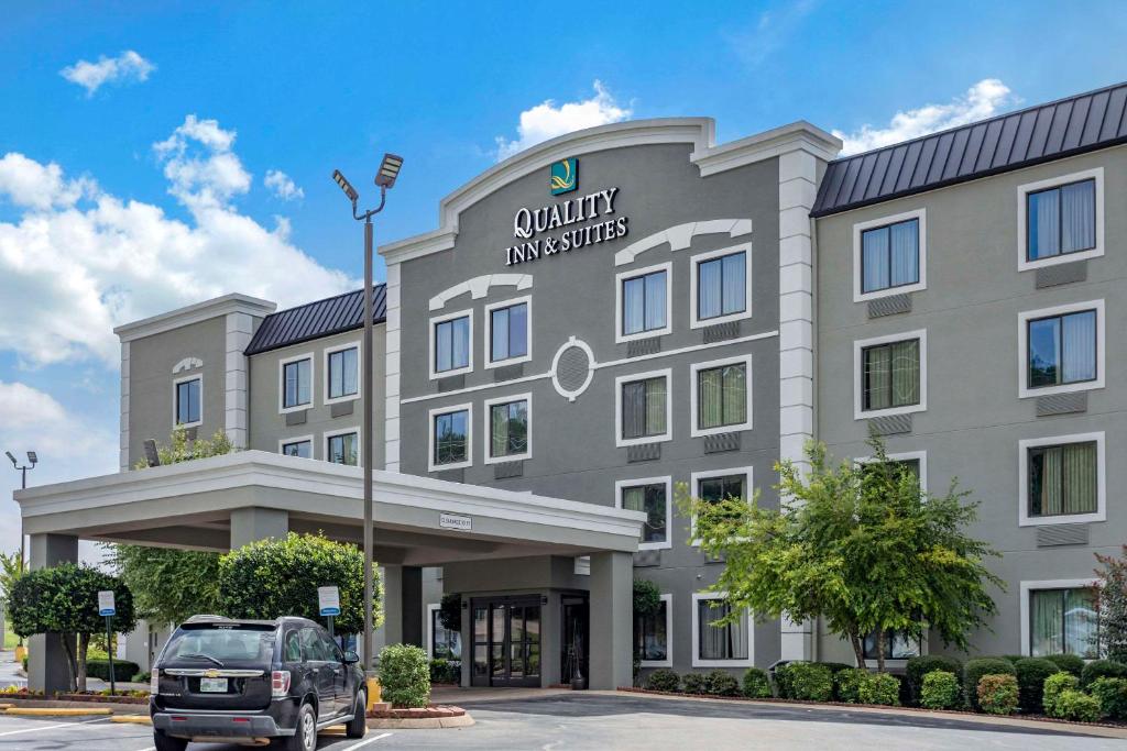 una representación de un hotel con un coche aparcado delante en Quality Inn & Suites, en Chattanooga