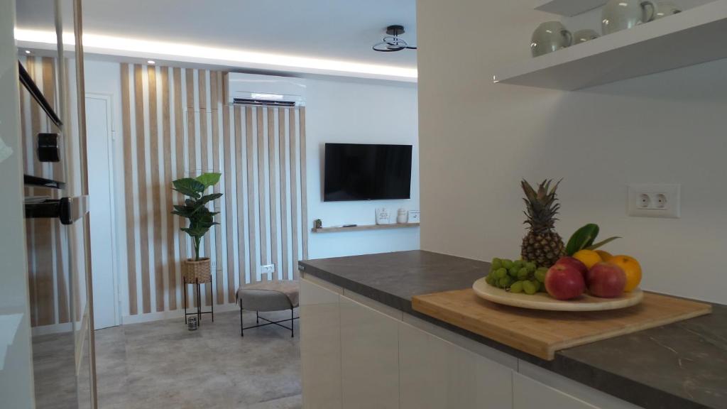 uma cozinha com uma tigela de fruta no balcão em Apartments L-A-M em Podstrana