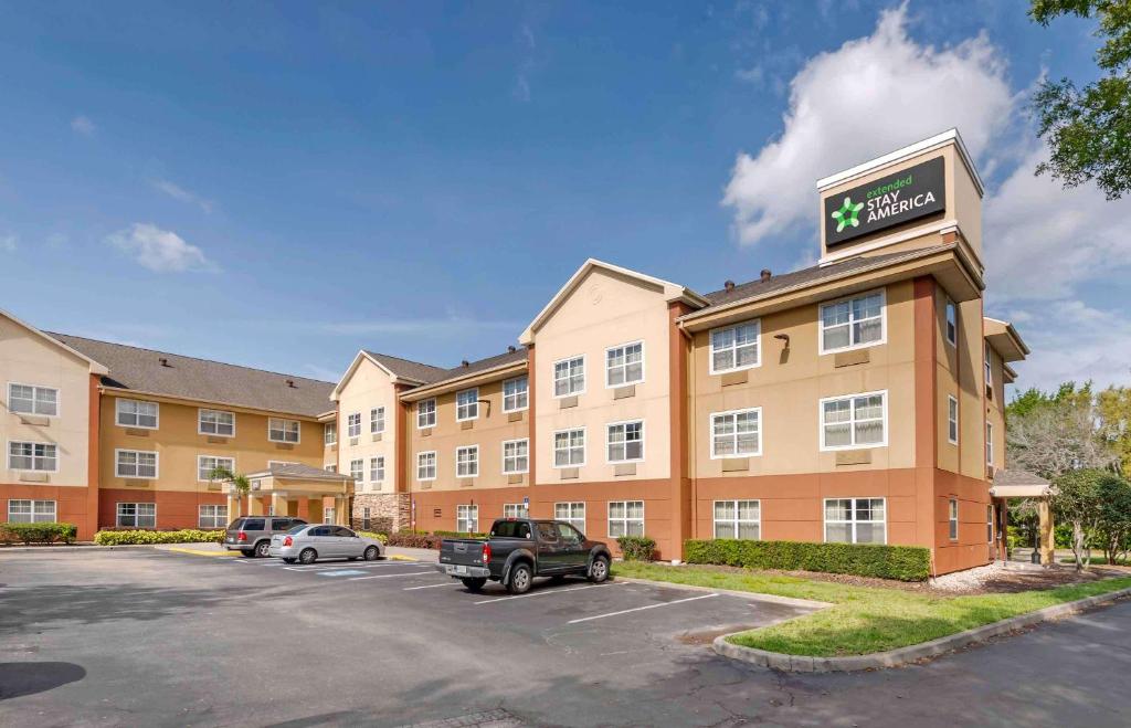 um hotel com carros estacionados num parque de estacionamento em Extended Stay America Suites - Orlando - Lake Mary - 1036 Greenwood Blvd em Lake Mary