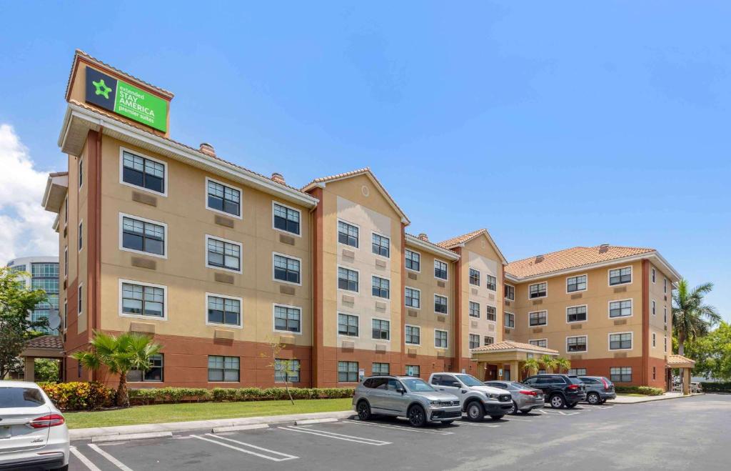 um hotel com carros estacionados num parque de estacionamento em Extended Stay America Premier Suites - Miami - Airport - Doral - 87th Avenue South em Miami