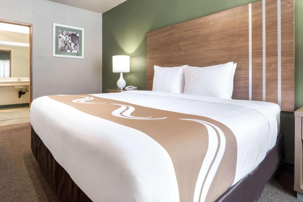 Postel nebo postele na pokoji v ubytování Quality Inn & Suites Bainbridge Island