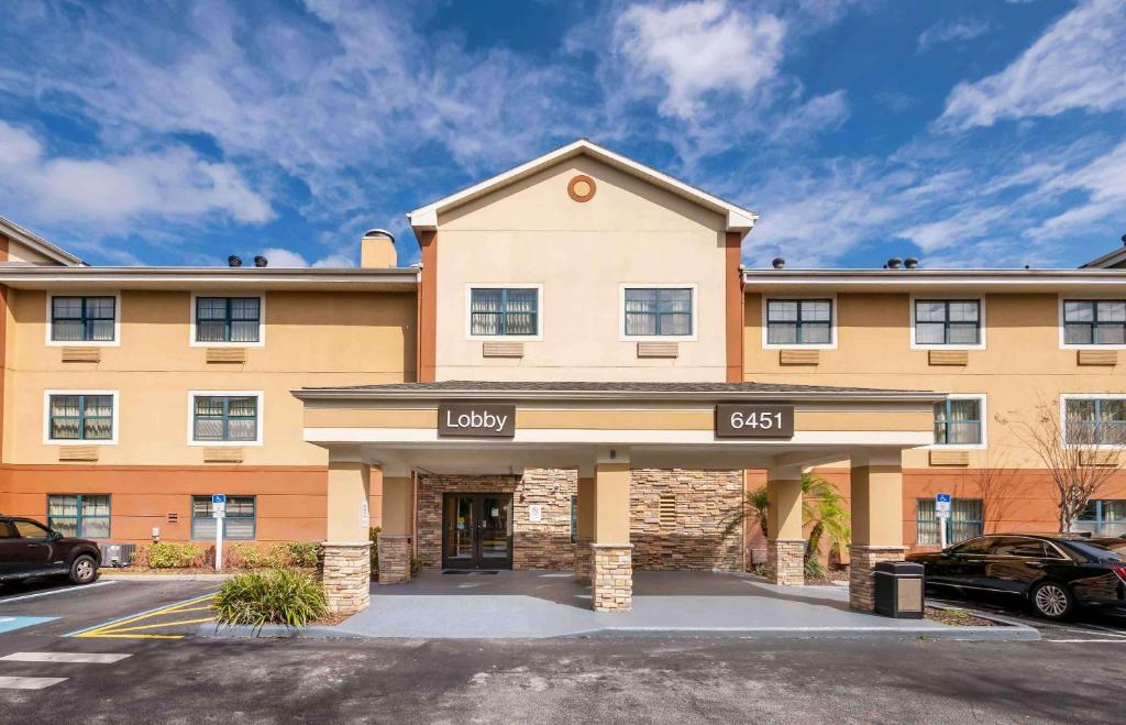 a hotel with a parking lot in front of it at Extended Stay America Suites - Orlando - Convention Ctr - Sports Complex in Orlando