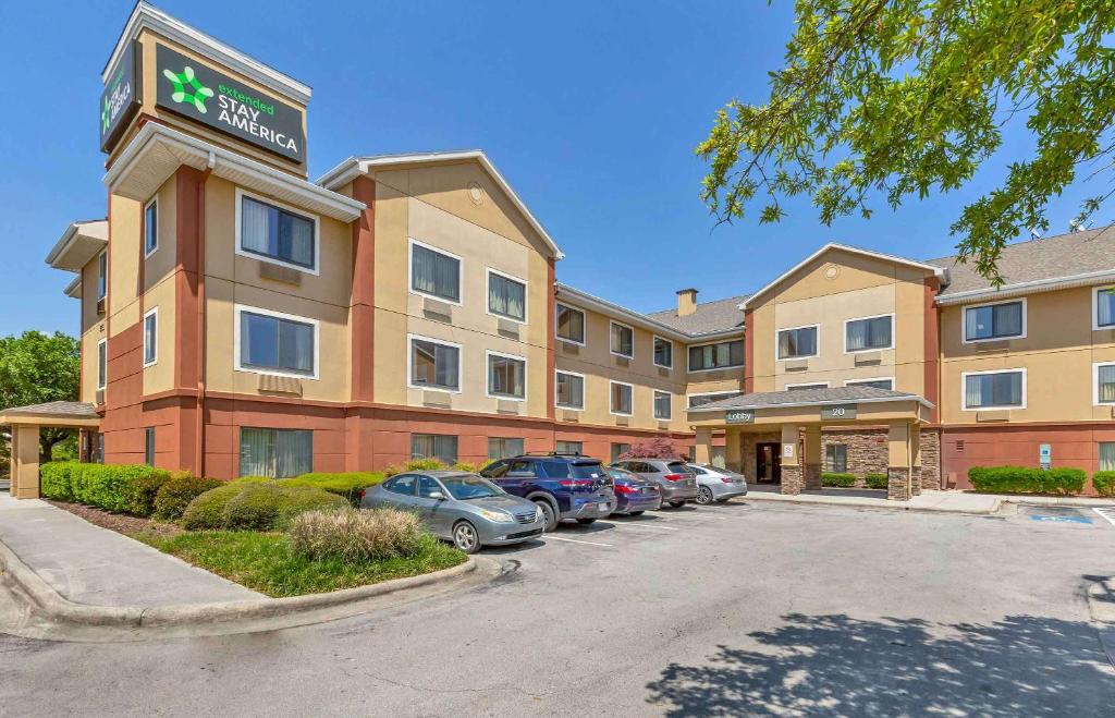 un hôtel avec des voitures garées dans un parking dans l'établissement Extended Stay America Suites - Jacksonville - Camp Lejeune, à Jacksonville