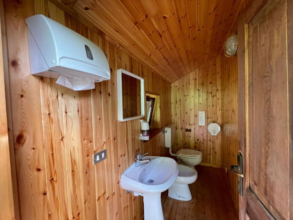 Koupelna v ubytování Rifugio Guide Frachey