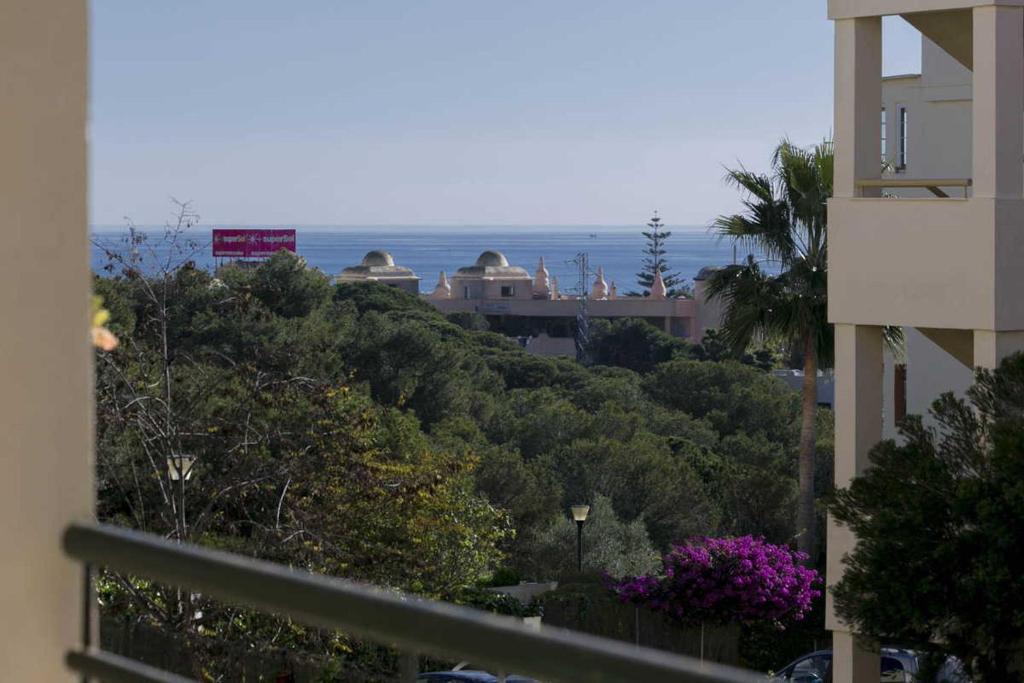 vistas al océano desde el balcón de un edificio en Apartment Aguila Real, en Mijas Costa