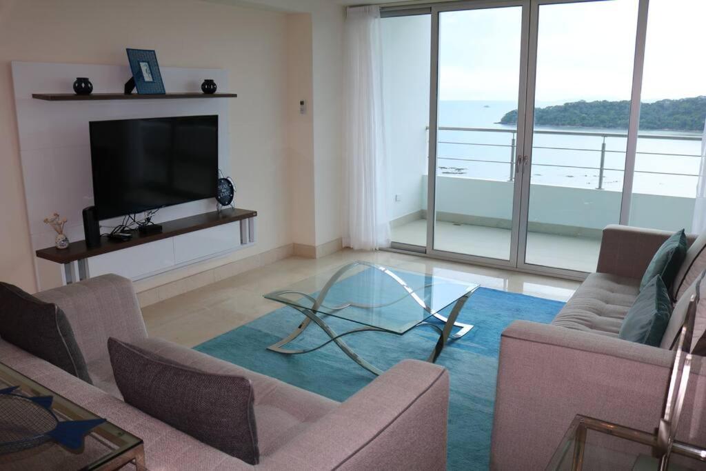 sala de estar con sofá y mesa de cristal en 13B Spectacular Oceanview Resort Lifestyle Panama, en ArraijÃ¡n