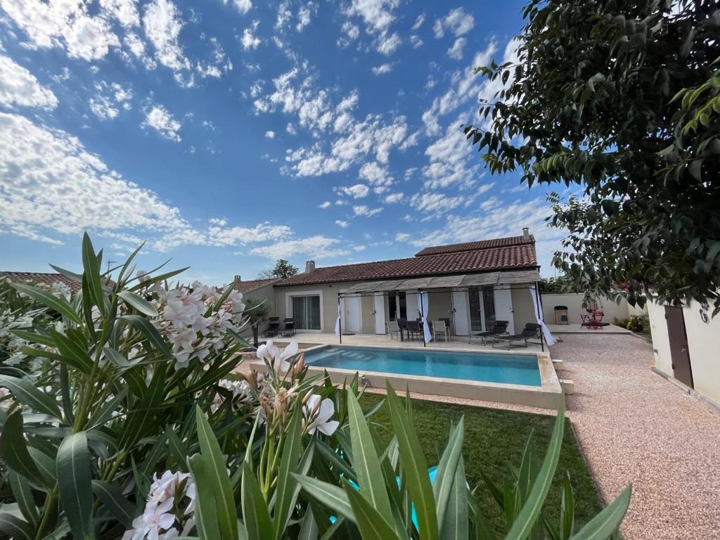 una casa con piscina in un cortile di Villa provençale avec piscine a Saint-Andiol