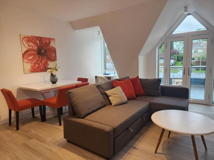a living room with a couch and a table at Paradigm Court, Brand New 1-Bedroom Flat (5), Oxford in Oxford