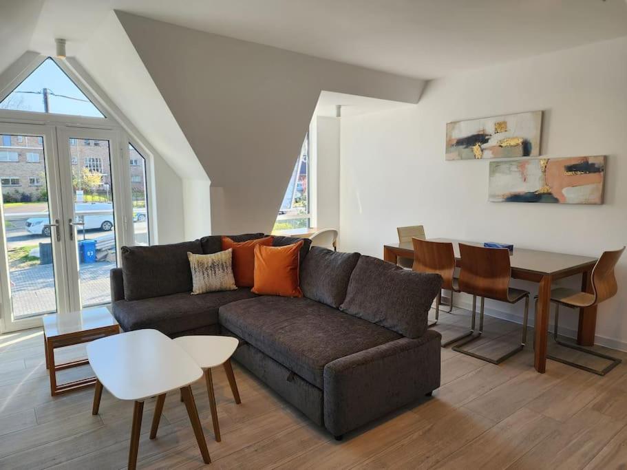 a living room with a couch and a table at Paradigm Court, Modern 1-Bedroom Apartment (6), Oxford in Oxford