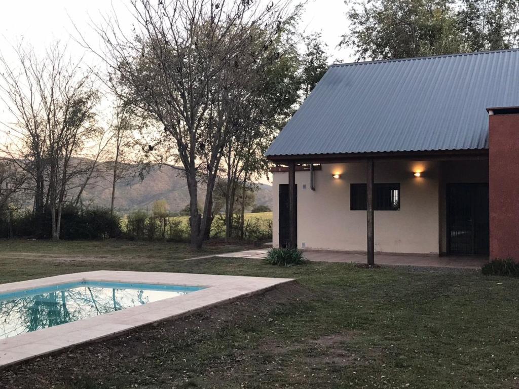 una casa con piscina al lado de un edificio en A´mar en Villa General Belgrano