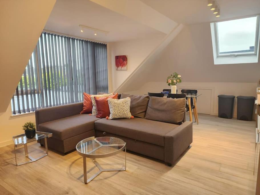 salon z kanapą i stołem w obiekcie Paradigm Court, Modern 1-Bedroom Apartment, Oxford w Oksfordzie