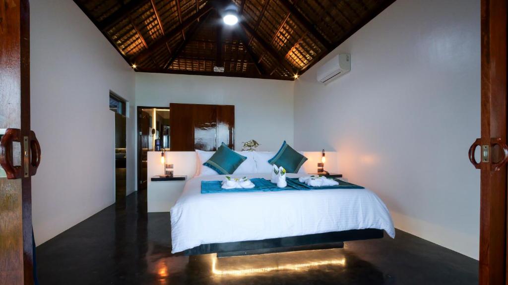 Letto o letti in una camera di Bebeladan Beach Eco-Resort, The Last Indigenous Corner