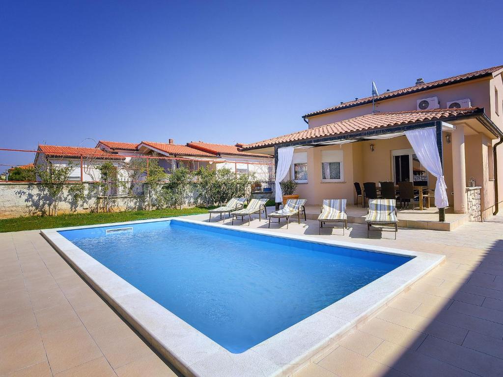 uma piscina no quintal de uma casa em Detached, modern villa with private pool between Fazana and Pula, near beach em Valbandon