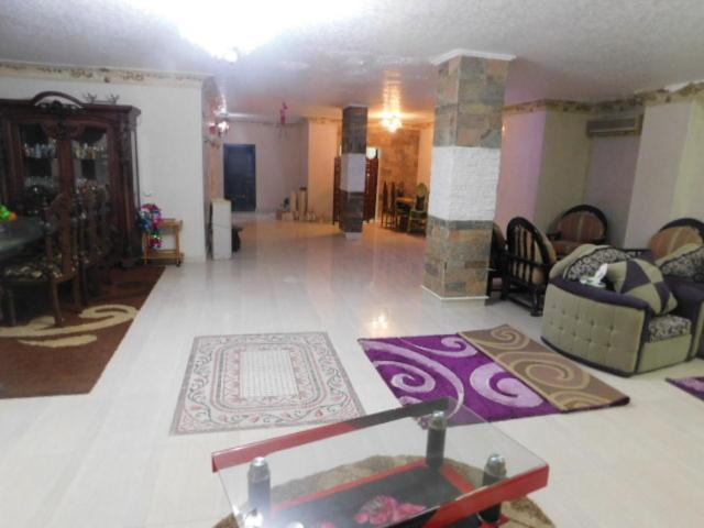 - un salon avec un canapé et un tapis dans l'établissement فيلا للايجار مفروش بمدينة العبور, à ‘Ezbet el-Insha