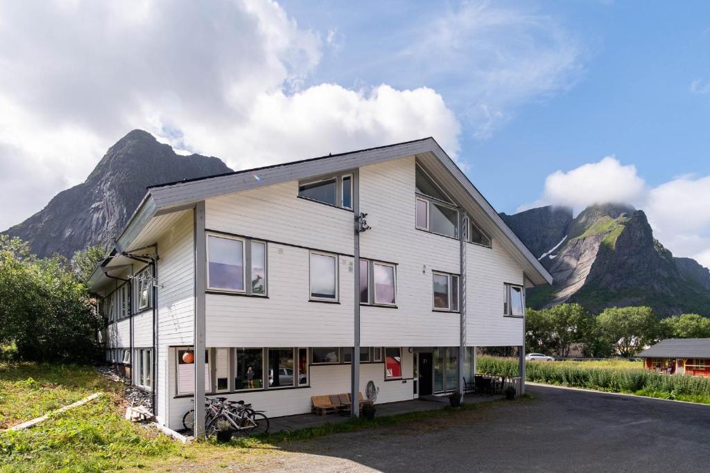 Nespecifikovaný výhled na hory nebo výhled na hory při pohledu z hostelu
