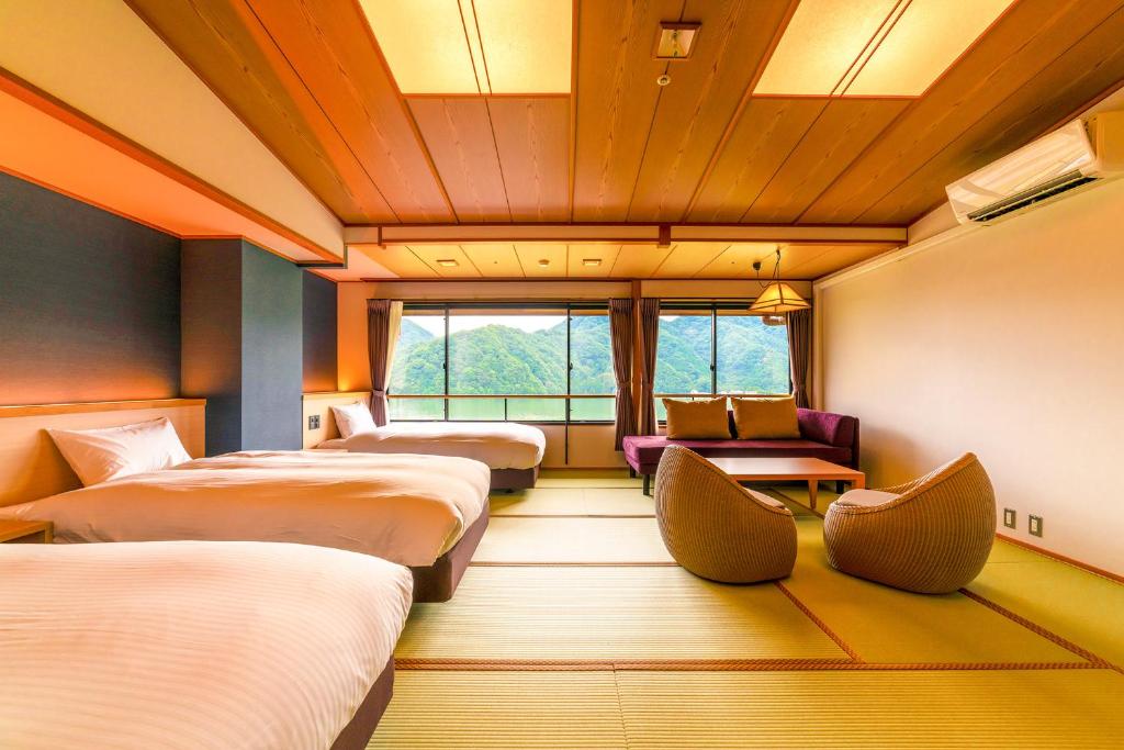 Postel nebo postele na pokoji v ubytování Ooedo Onsen Monogatari Premium Kinosaki