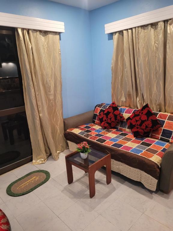 sala de estar con sofá y mesa en K&S Apartment en Singatoka