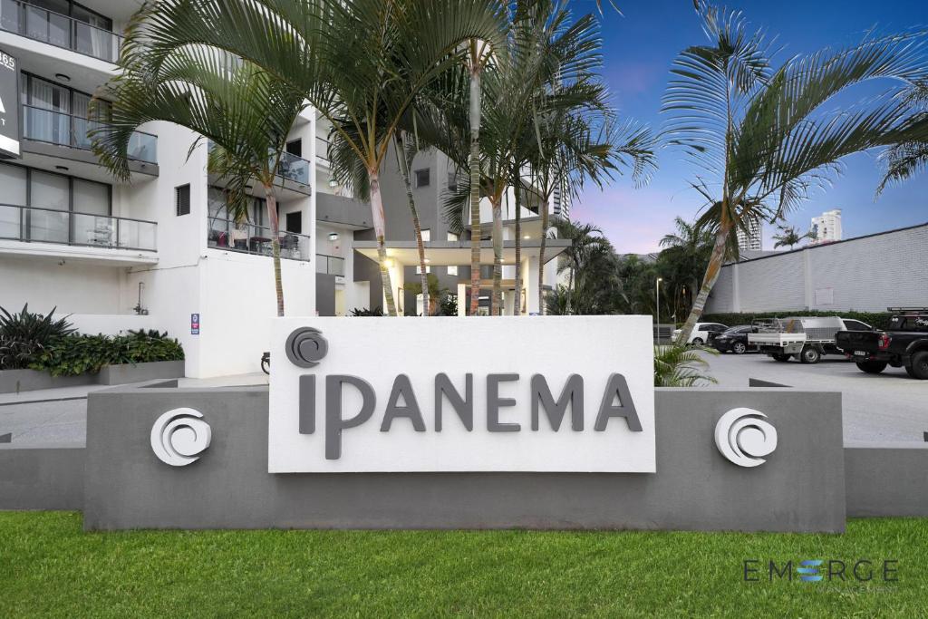 Znak na Jamajce przed budynkiem w obiekcie Ipanema Holiday Resort w mieście Gold Coast