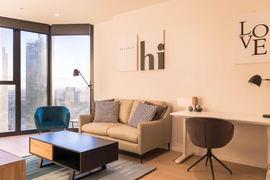 un salon avec un canapé et une table dans l'établissement 1 BRM, Southbank, King Bed, Lvl 37, à Melbourne