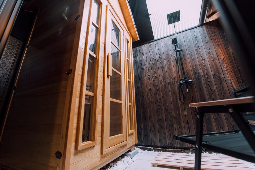 una habitación con una pared de madera y una puerta en mist - Japanese House with Private Outdoor Sauna, en Osaka
