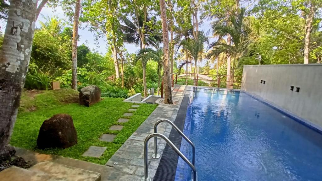 - une piscine dans une arrière-cour arborée dans l'établissement Atteriya HILLTOP, à Matara