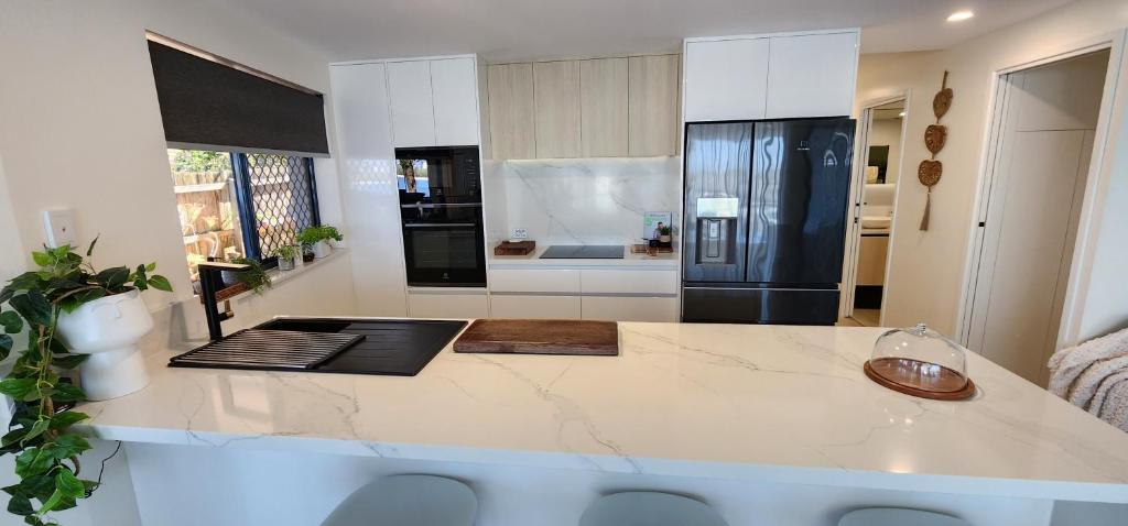 Kuchyň nebo kuchyňský kout v ubytování Casa del Sol Caloundra