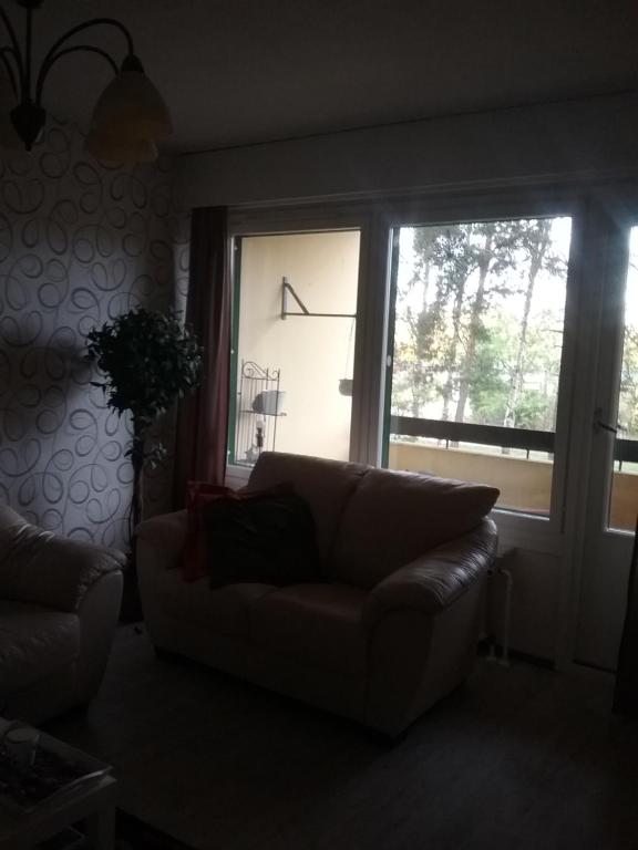sala de estar con sofá y ventana en Hamina Poitsila, 