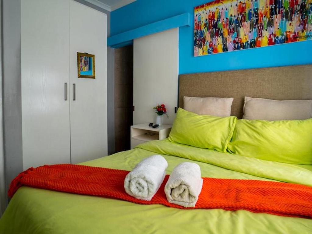 1 dormitorio con 2 toallas en una cama en Annex Lodge @ Ndabeni en Ciudad del Cabo