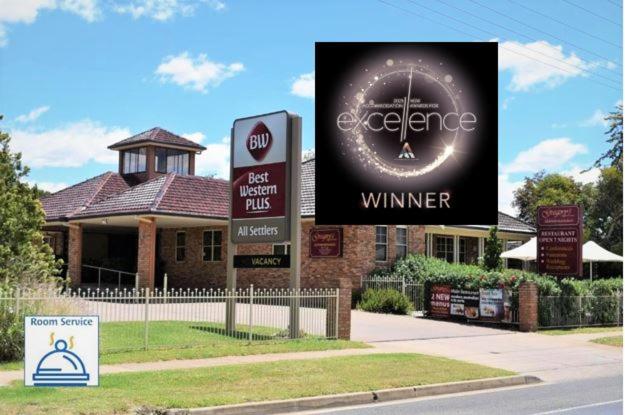 Znak mówiący "uciekaj zwycięzcy przed budynkiem" w obiekcie Best Western Plus All Settlers Motor Inn w mieście Tamworth