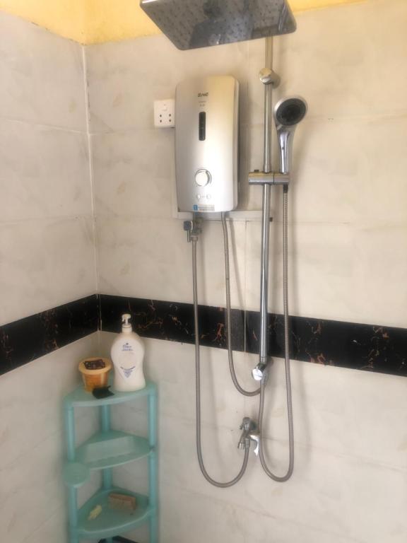 y baño con ducha y cabezal de ducha. en B&B Verger Vannary, 