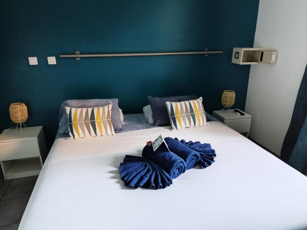 Postel nebo postele na pokoji v ubytování Lindsey Hôtel