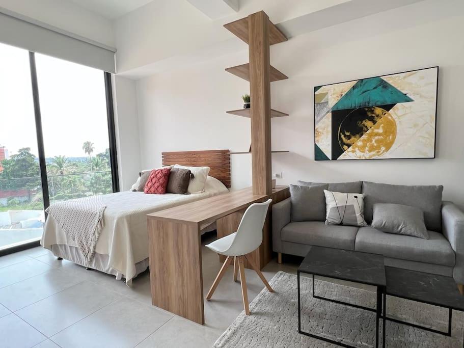 - une chambre avec un lit et un canapé dans l'établissement Nuevo apartamento cercano al Aeropuerto gran vista, à Guatemala