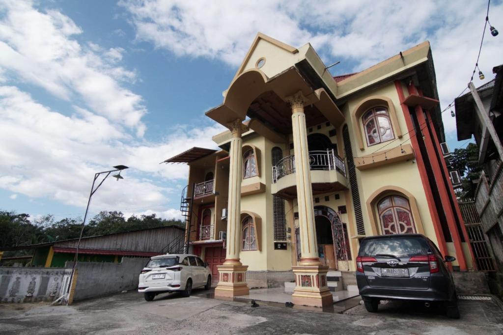 une maison avec une voiture garée devant elle dans l'établissement OYO 92818 Penginapan Garuda Syariah, 