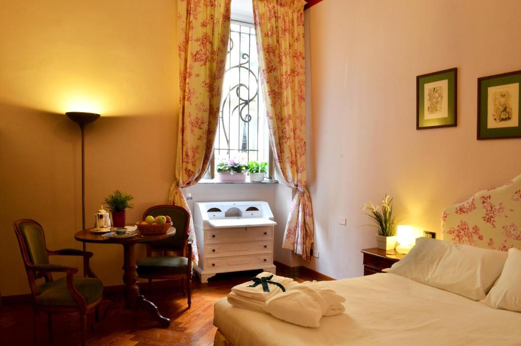 トリノにあるFeria D'Agostoのベッドルーム1室(ベッド1台、テーブル、窓付)