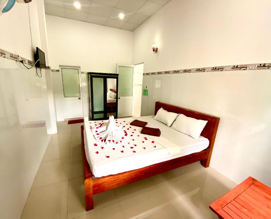Un dormitorio con una cama con un pájaro. en Song Ngoc Guesthouse, en Phu Quoc