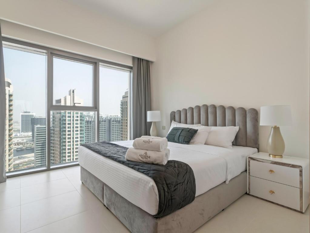 Postel nebo postele na pokoji v ubytování Pleasing 1BR in Burj Royale - Downtown Dubai